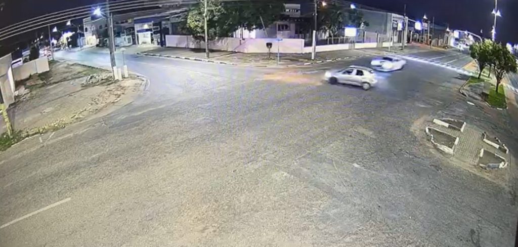 Imagens do acidente de trânsito registrado por uma câmara na Avenida Ville Roy - Foto: Reprodução/Whatsapp