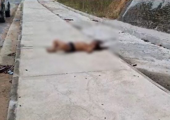 Corpo da vítima foi encontrado na Rua Anel Leste com vários tiros - Foto: Reprodução/WhatsApp