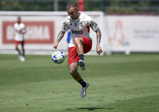 Cebolinha treinou bem e segue como titular no Flamengo - Foto: Marcelo Cortes/CRF