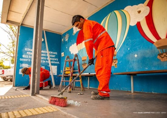 furtos Servidores da Prefeitura de Boa Vista realizando limpeza na parada de ônibus da capital - Foto: PMBV/Divulgação