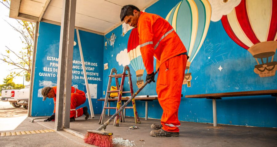 furtos Servidores da Prefeitura de Boa Vista realizando limpeza na parada de ônibus da capital - Foto: PMBV/Divulgação