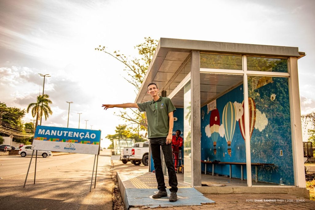 Furtos Cidadão aguardando ônibus na parada em manutenção - Foto: PMBV/Divulgação