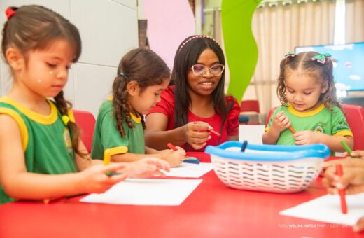 Cuidadores Cuidadora escolar com as alunas da escola Prefeitura de Boa Vista - Foto: PMBV/Divulgação