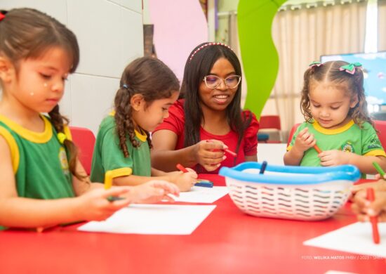 Cuidadores Cuidadora escolar com as alunas da escola Prefeitura de Boa Vista - Foto: PMBV/Divulgação