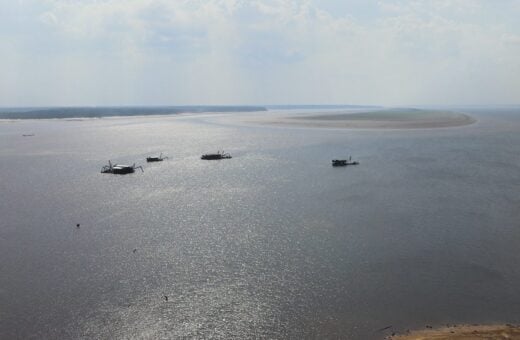 Dragas estão próximas da Ponte do Rio Negro em Manaus - Foto: Clayton Pascarelli/TV Norte Amazonas