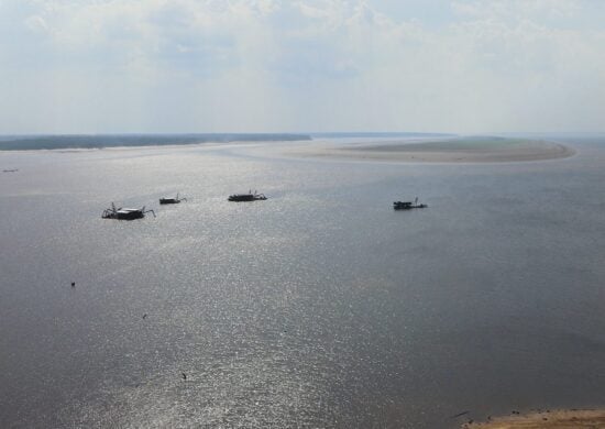 Dragas estão próximas da Ponte do Rio Negro em Manaus - Foto: Clayton Pascarelli/TV Norte Amazonas