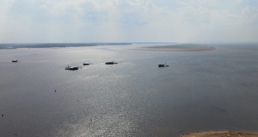 Dragas estão próximas da Ponte do Rio Negro em Manaus - Foto: Clayton Pascarelli/TV Norte Amazonas