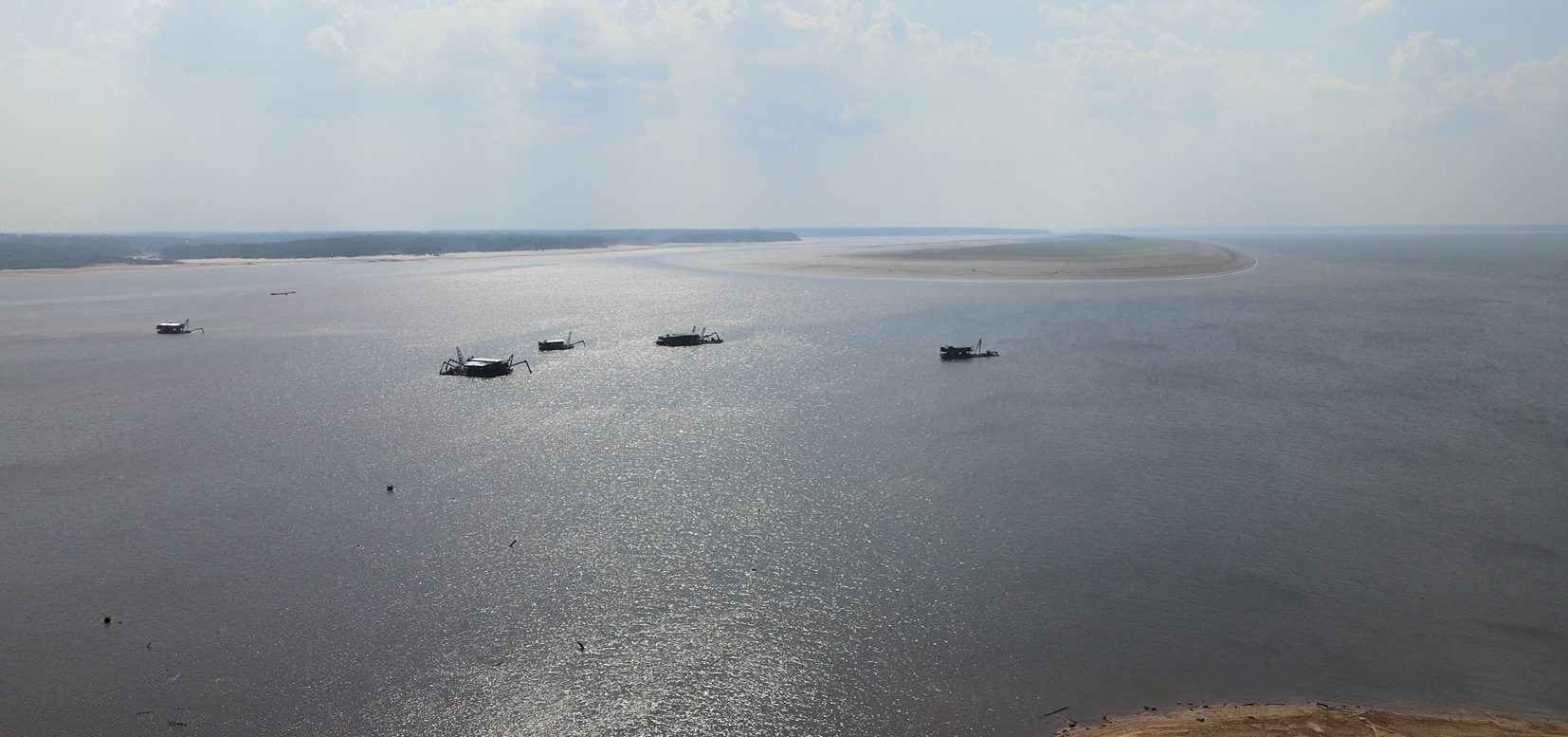 Dragas estão próximas da Ponte do Rio Negro em Manaus - Foto: Clayton Pascarelli/TV Norte Amazonas