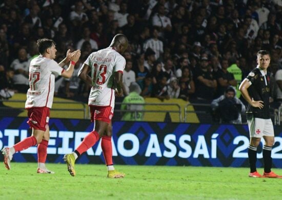 Enner Valencia (c), do Internacional, comemora seu gol em partida contra o Vasco - Foto: Peter Ilicciev/Enquadrar/Estadão Conteúdo