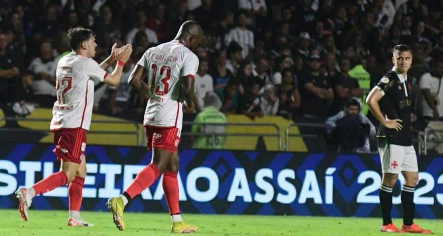 Enner Valencia (c), do Internacional, comemora seu gol em partida contra o Vasco - Foto: Peter Ilicciev/Enquadrar/Estadão Conteúdo