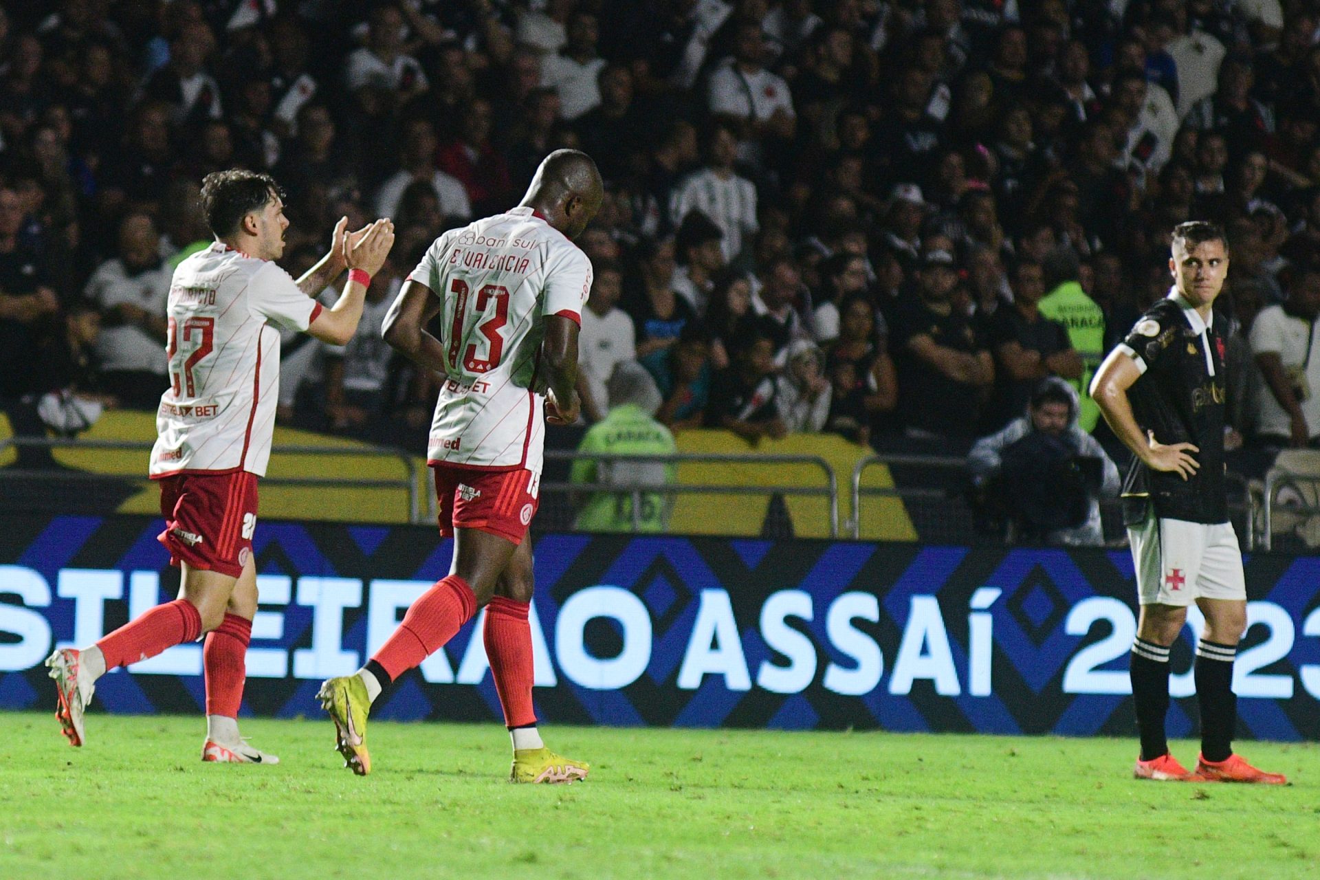 Enner Valencia (c), do Internacional, comemora seu gol em partida contra o Vasco - Foto: Peter Ilicciev/Enquadrar/Estadão Conteúdo