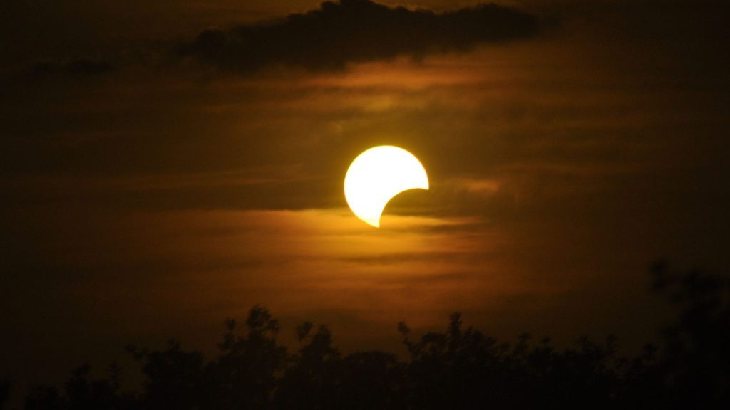 O eclipse solar deixará o Sol cerca de 70% encoberto – Foto: Reprodução/ Canva