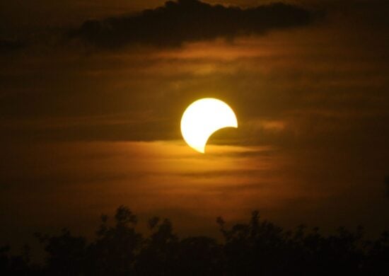 O eclipse solar deixará o Sol cerca de 70% encoberto – Foto: Reprodução/ Canva