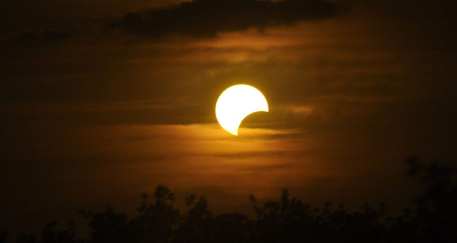 O eclipse solar deixará o Sol cerca de 70% encoberto – Foto: Reprodução/ Canva