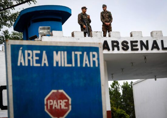 Entenda a relação entre as metralhadoras furtadas e a guerra de facções no RJ