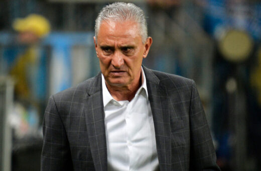 Técnico Tite, do Flamengo, em partida contra o Grêmio válida pela 29ª rodada do Campeonato Brasileiro 2023, na Arena do Grêmio, em Porto Alegre - Foto: Donaldo Hadlich/Código19/Estadão Conteúdo