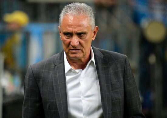 Técnico Tite, do Flamengo, em partida contra o Grêmio válida pela 29ª rodada do Campeonato Brasileiro 2023, na Arena do Grêmio, em Porto Alegre - Foto: Donaldo Hadlich/Código19/Estadão Conteúdo