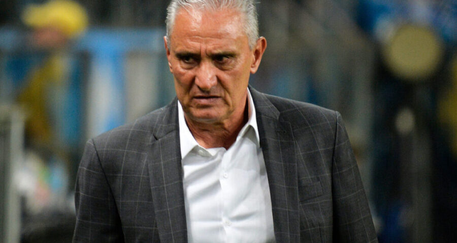 Técnico Tite, do Flamengo, em partida contra o Grêmio válida pela 29ª rodada do Campeonato Brasileiro 2023, na Arena do Grêmio, em Porto Alegre - Foto: Donaldo Hadlich/Código19/Estadão Conteúdo