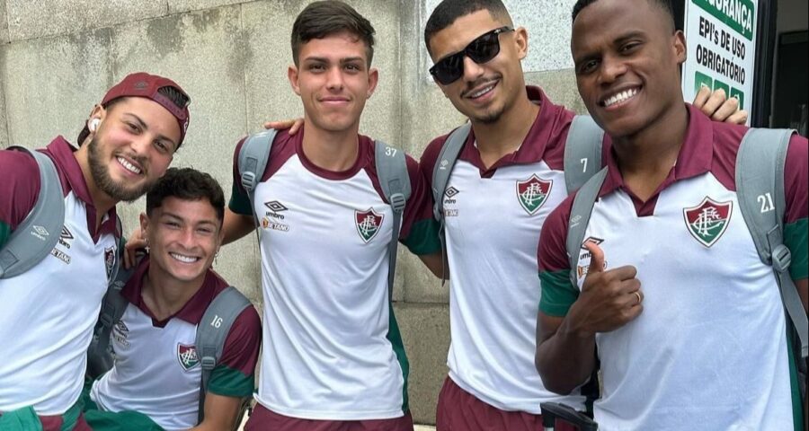 Jogadores do Fluminense posaram para foto durante o embarque para BH - Foto: Reprodução/Instagram @fluminensefc