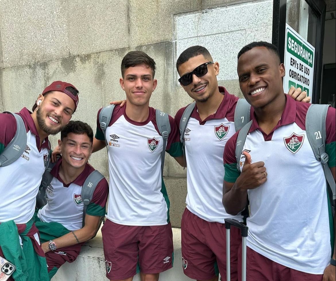 Jogadores do Fluminense posaram para foto durante o embarque para BH - Foto: Reprodução/Instagram @fluminensefc