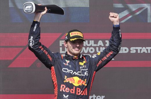 O piloto holandês tricampeão Max Verstappen comemora ao vencer o Grande Prêmio dos Estados Unidos, no circuito de Austin, no Texas, neste domingo (22) - Foto: Darron Cummings/Associated Press/Estadão Conteúdo