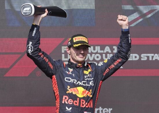 O piloto holandês tricampeão Max Verstappen comemora ao vencer o Grande Prêmio dos Estados Unidos, no circuito de Austin, no Texas, neste domingo (22) - Foto: Darron Cummings/Associated Press/Estadão Conteúdo