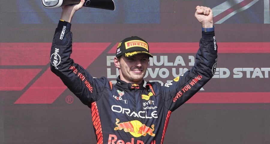 O piloto holandês tricampeão Max Verstappen comemora ao vencer o Grande Prêmio dos Estados Unidos, no circuito de Austin, no Texas, neste domingo (22) - Foto: Darron Cummings/Associated Press/Estadão Conteúdo