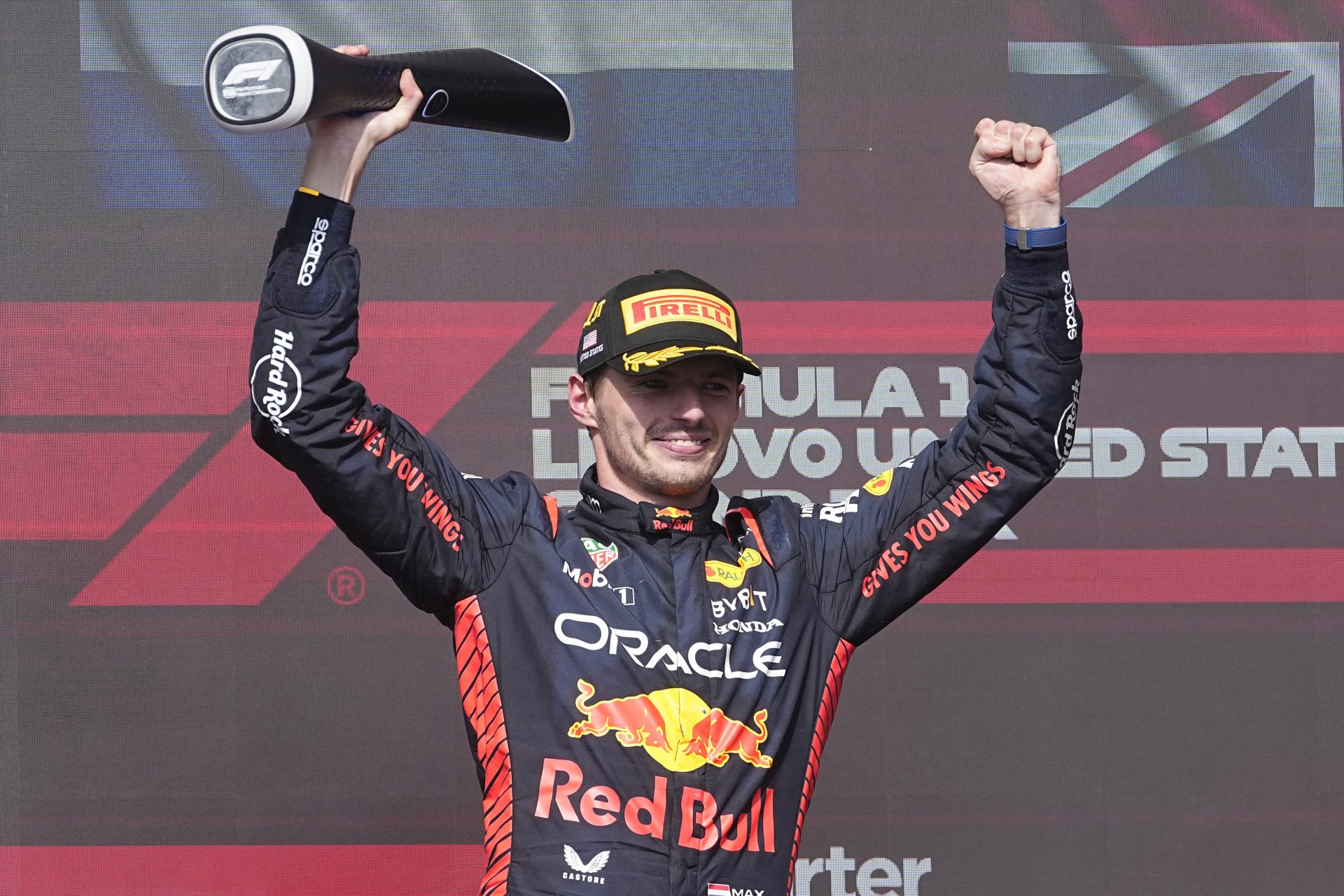 O piloto holandês tricampeão Max Verstappen comemora ao vencer o Grande Prêmio dos Estados Unidos, no circuito de Austin, no Texas, neste domingo (22) - Foto: Darron Cummings/Associated Press/Estadão Conteúdo
