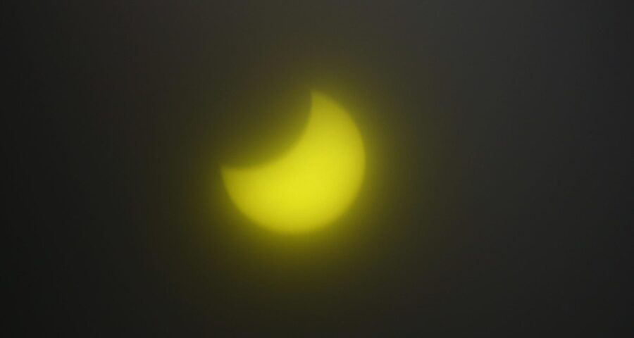 Eclipse solar anular visto no céu de Manaus - Foto: Edmar Barros/Futura Press/Estadão Conteúdo