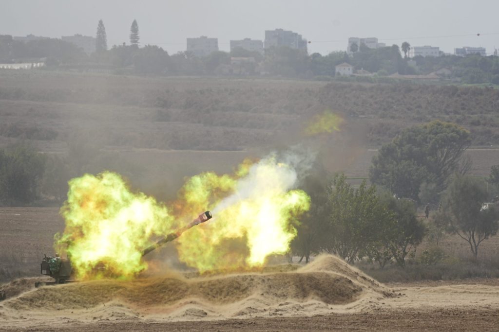 Obuseiro israelense atira em direção à faixa de Gaza no sul de Israel- Foto: Ohad Zwigenberg/Associated Press/ Estadão Conteúdo