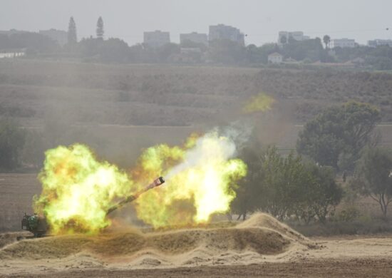 Obuseiro israelense atira em direção à faixa de Gaza no sul de Israel- Foto: Ohad Zwigenberg/Associated Press/ Estadão Conteúdo