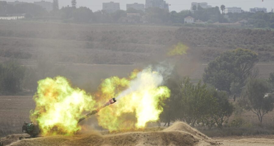 Obuseiro israelense atira em direção à faixa de Gaza no sul de Israel- Foto: Ohad Zwigenberg/Associated Press/ Estadão Conteúdo