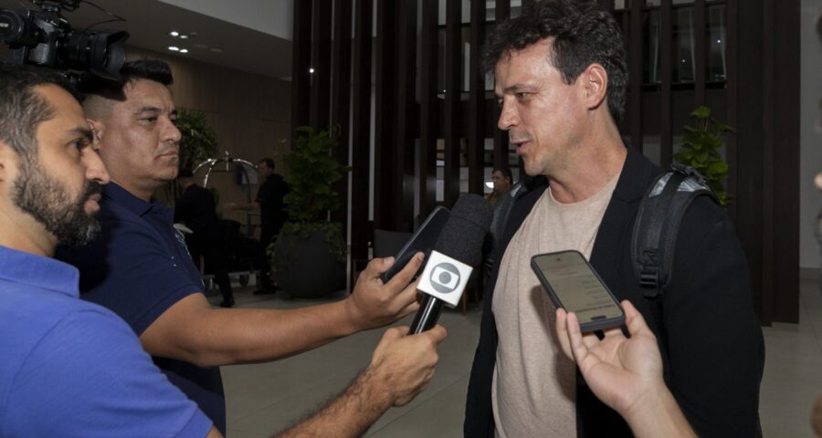 Fernando Diniz e comissão técnica da Seleção brasileira se apresentam em Cuiabá (MT) para o jogo das Eliminatórias - Foto: Reprodução/ Joilson Marconne/CBF