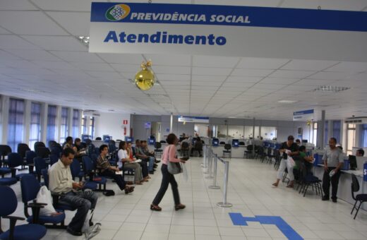 Fila de atendimento do auxílio-doença e outros benefícios da agência do Instituto Nacional do Seguro Social (INSS) em Belo Horizonte - Foto: Rodrigo Clemente/ Estadão Conteúdo