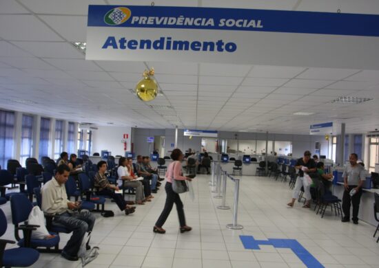 Fila de atendimento do auxílio-doença e outros benefícios da agência do Instituto Nacional do Seguro Social (INSS) em Belo Horizonte - Foto: Rodrigo Clemente/ Estadão Conteúdo