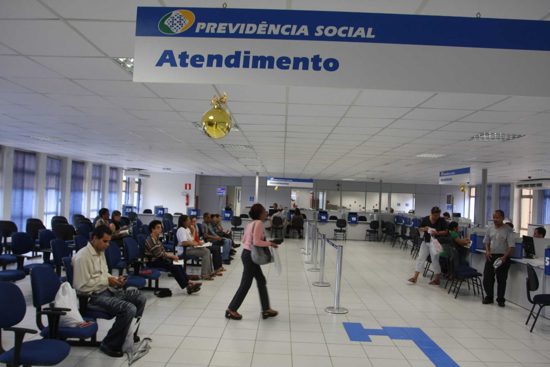 Fila de atendimento do auxílio-doença e outros benefícios da agência do Instituto Nacional do Seguro Social (INSS) em Belo Horizonte - Foto: Rodrigo Clemente/ Estadão Conteúdo