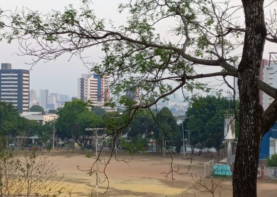 Fumaça encobre prédios em Manaus - Foto: Celso Maia Jr