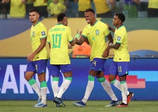 Gabriel do Brasil (4) é cumprimentado pelos colegas após marcar seu primeiro gol pela Seleção - Foto: Vitor Silva / CBF