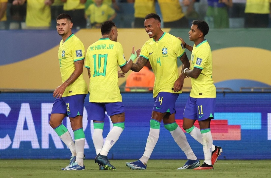 Gabriel do Brasil (4) é cumprimentado pelos colegas após marcar seu primeiro gol pela Seleção - Foto: Vitor Silva / CBF