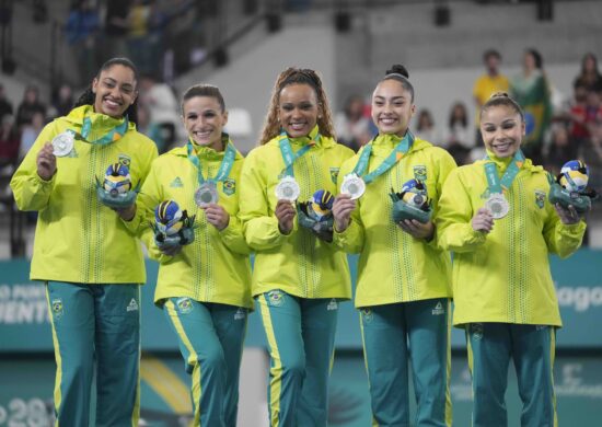 Atletas brasileiras comemoram a conquista da medalha de prata na ginástica artística feminina por equipes nos Jogos Pan-Americanos de Santiago 2023, no Chile - Foto: Matin Mejia/Associated Press/ Estadão Conteúdo