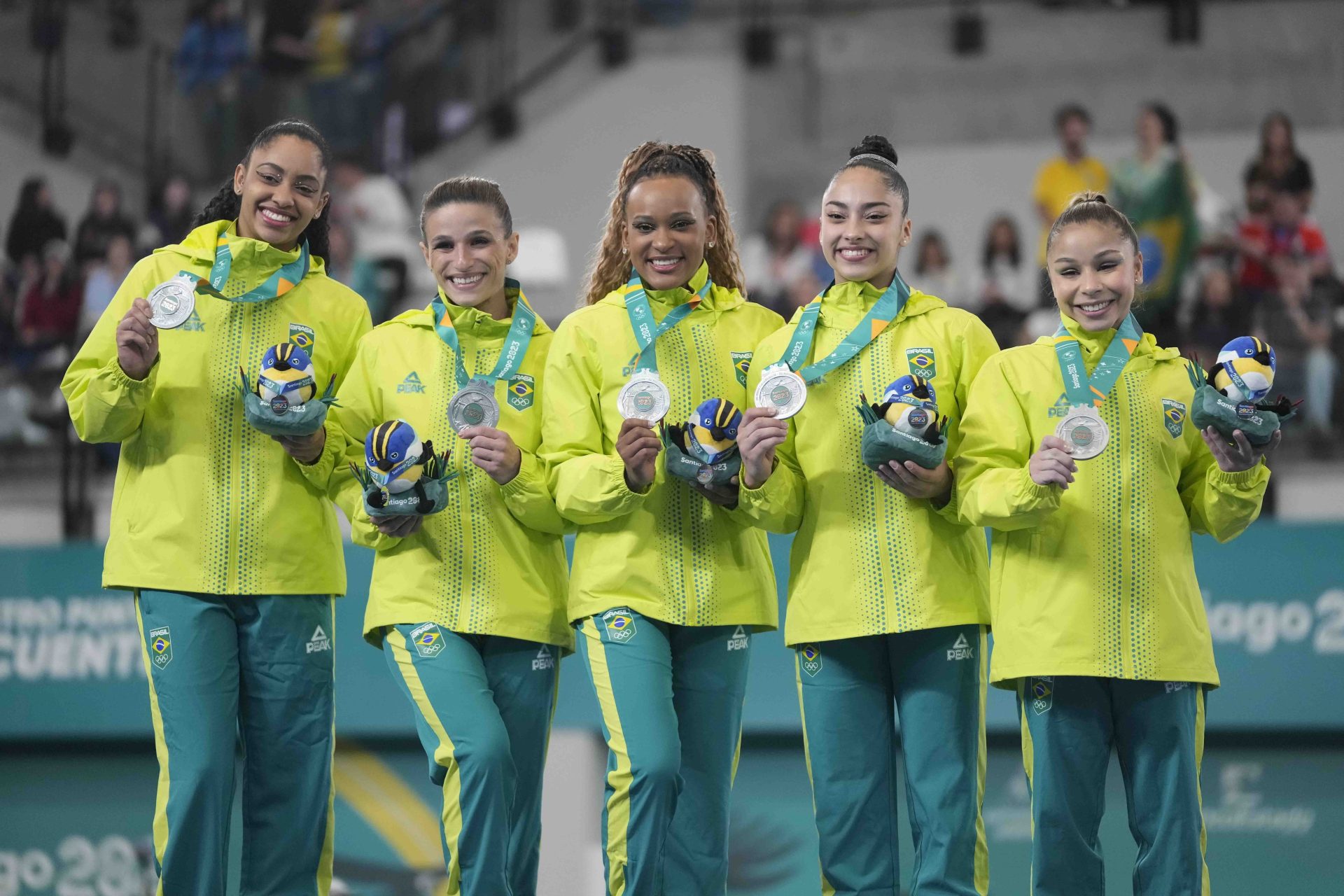 Atletas brasileiras comemoram a conquista da medalha de prata na ginástica artística feminina por equipes nos Jogos Pan-Americanos de Santiago 2023, no Chile - Foto: Matin Mejia/Associated Press/ Estadão Conteúdo