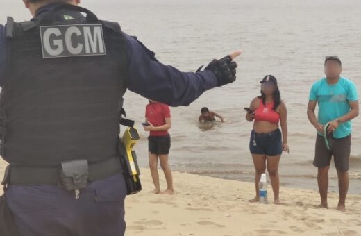 Grupo de banhistas é retirado da praia da Ponta Negra em Manaus