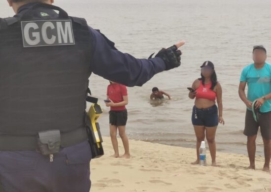 Grupo de banhistas é retirado da praia da Ponta Negra em Manaus