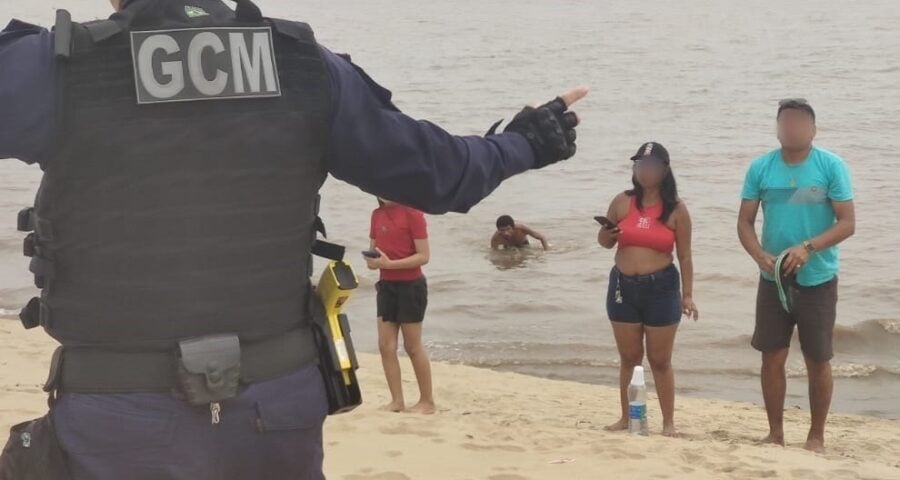 Grupo de banhistas é retirado da praia da Ponta Negra em Manaus