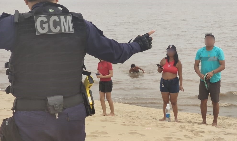 Grupo de banhistas é retirado da praia da Ponta Negra em Manaus