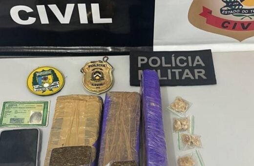 As drogas encontradas na encomenda foram três tabletes de maconha e mais 15 gramas de pedras de crack, o suspeito foi preso