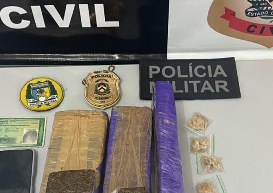 As drogas encontradas na encomenda foram três tabletes de maconha e mais 15 gramas de pedras de crack, o suspeito foi preso