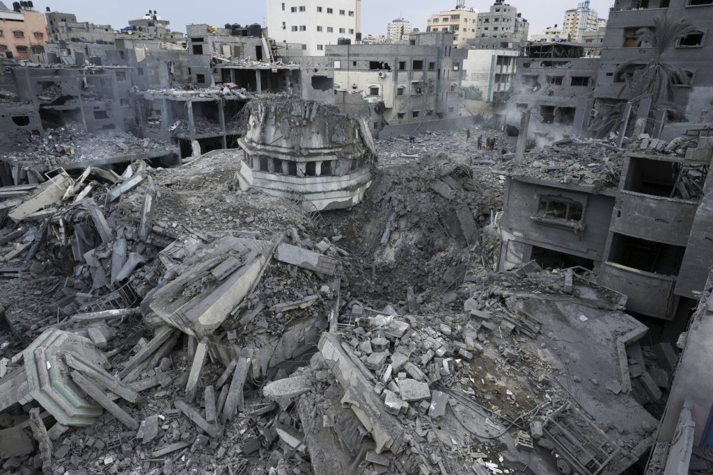 Escombros da Mesquita Yassin, que foi destruída após ter sido atingida por um ataque aéreo israelense no campo de refugiados de Shati, na cidade de Gaza, na manhã de segunda-feira (9) - Foto: Adel Hana/Associated Press/ Estadão Conteúdo