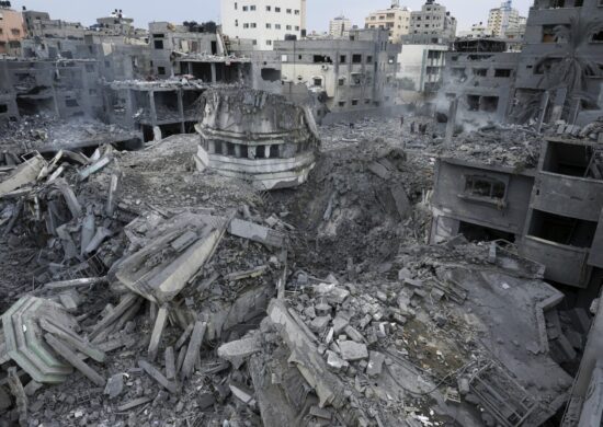 Escombros da Mesquita Yassin, que foi destruída após ter sido atingida por um ataque aéreo israelense no campo de refugiados de Shati, na cidade de Gaza, na manhã de segunda-feira (9) - Foto: Adel Hana/Associated Press/ Estadão Conteúdo