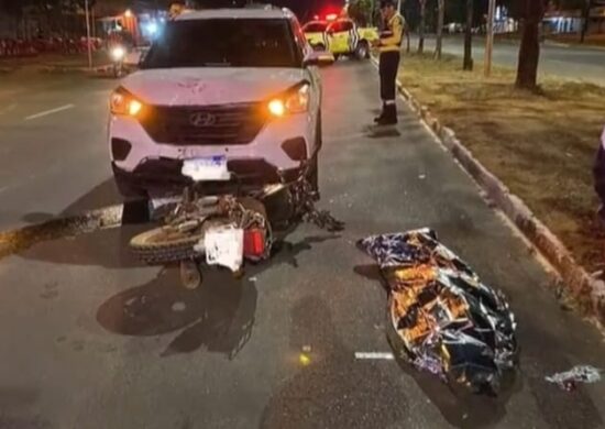 Idoso morre após colidir motocicleta com carro